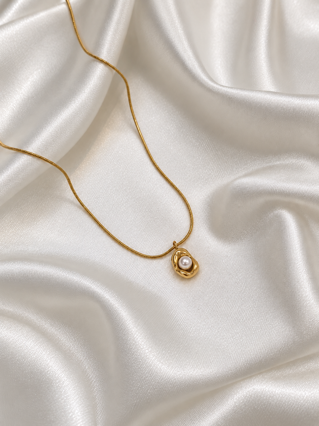 Pearl Embrace Neck Chain