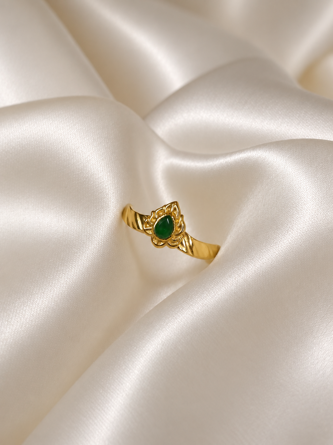 Emerald Gemstone Ring ( Adjustable )