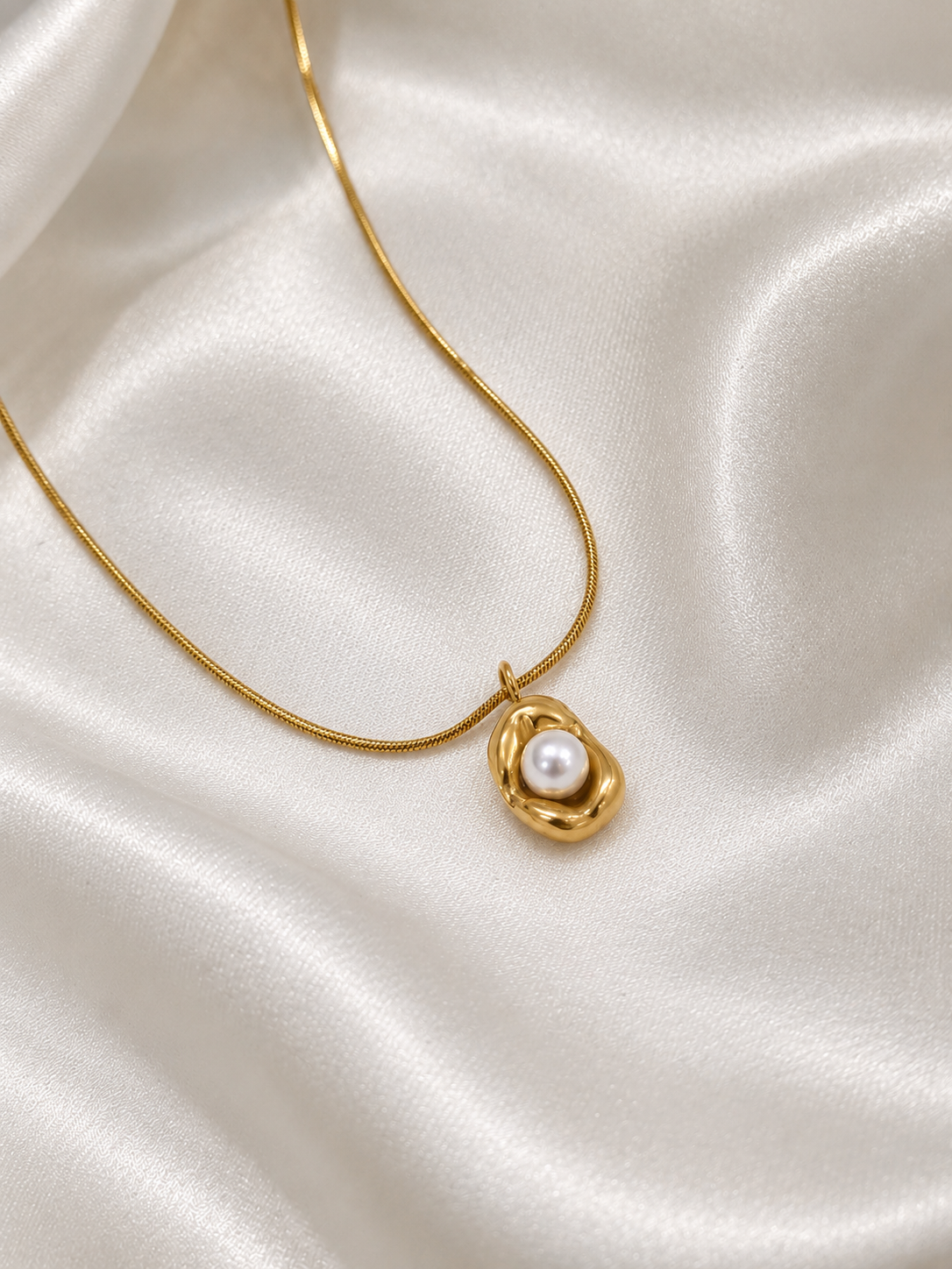 Pearl Embrace Neck Chain