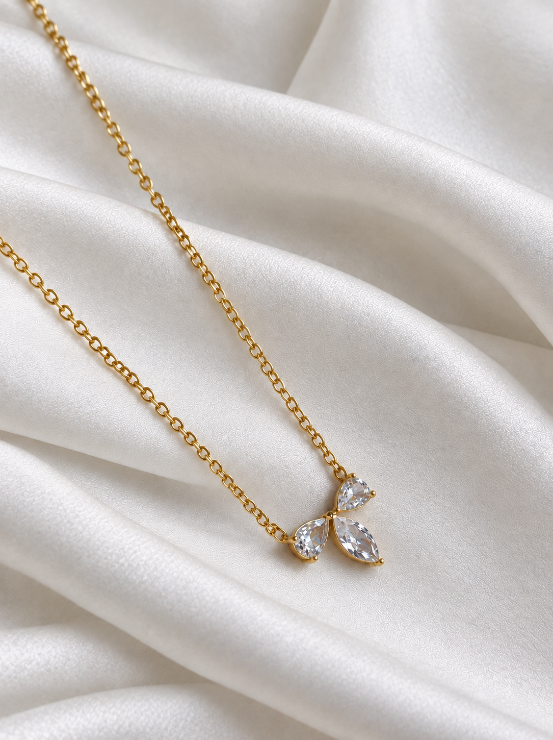 Three-Petal Grace Neck Chain